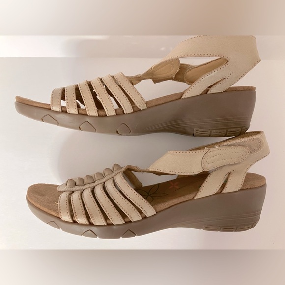 Baretraps Women’s Open Toe Sandals, 9 1/2M, Tan, Velcro Strap Closure, Casual - Picture 7 of 8